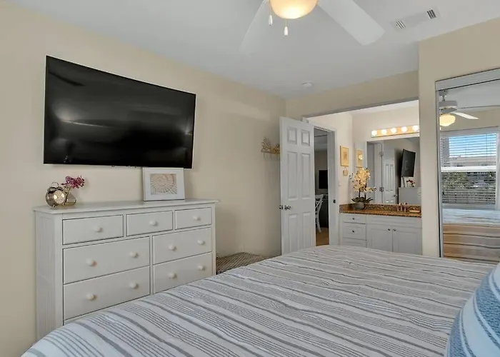 Apartment 2bd 2ba 1st Floor Walk To *