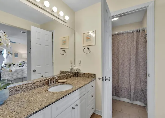 Apartment 2bd 2ba 1st Floor Walk To